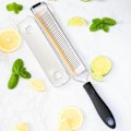 Miniatyrbild 3 av 5: Premium Zester Rivjärn med Perfekt Vinklade Tänder ~ Idealisk för Citrusfrukter