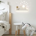 Miniatyrbilde 3 av 5: Astronaut LED Vegglampe for Barnerom Dimbar Nattbordslampe Veggprojeksjon Stjerner Nattlys Hvit Moderne Vegglampe