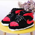 Miniatyrbild 1 av 5: Sneakers-liknande Plyschtofflor Kreativ Inpackning Fuzzy Varma Vinter Inomhus Tofflor Bomullsskor Black with Red