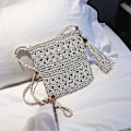Miniatyrbild 5 av 5: Halmväska Strand Vävd Halm Axelväska med Tofsar Boho Ihålig Virkad Crossbody Beige