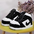 Miniatyrbild 2 av 5: Sneakers-liknande Plyschtofflor Kreativ Inpackning Fuzzy Varma Vinter Inomhus Tofflor Bomullsskor Black with Red
