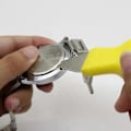 Miniatyrbild 5 av 5: Klockverktyg - Batteribyte, Byt batteri på klocka - Boettöppnare Gul