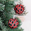 Miniatyrbilde 4 av 5: Rutete Ballpynt Julepynt Stoffomsluttede Kuler Jul Ferie For Hjemdekorasjon (6 stk pakke, rød og svart rute)