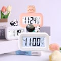 Miniatyrbild 2 av 4: Väckarklocka, tecknad digital klocka söt tecknad LED-skärm skrivbord elektronisk larmdata tid kalender temperatur (rymdman)