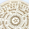 Pikkukuva 3 / 3: Puinen ennustuspöytä tähti- ja aurinkokuvioilla, astrologia, sauvaus, metafyysinen viesti, pyöreä levy, noituuden työkalu