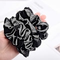 Miniatyrbillede 5 af 5: Satin Scrunchies i Sort Silke til Hår Store Scrunchies Satinpakker til Hår Scrunchies 10-pak (sort)