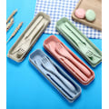 Miniatyrbild 5 av 5: 4-pack Bärbar Plast Reseset med Kniv, Gaffel och Sked i Väska för Camping Picknick, Återanvändbara Skedgaffelset för Utomhusporslin, Miljövänligt, Beige Grön Rosa Blå