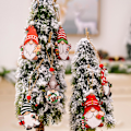 Miniatyrbild 4 av 5: 9 st/ask Julhänge med Snodd Röda Pärlor Olika Former Tomte Dvärgdocka Biltillbehör för Fest (E)