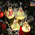 Miniatyrbilde 3 av 5: Julekuler i Klar Plast, 4 stk. Hengende Julekulepynt med LED-lys, Kunstig Snø og Bær, Furu Nåler