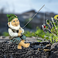 Miniatyrbilde 4 av 5: 1 stk hagenisse statue, harpiks fisker dverg statue - plen hagenisse