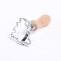 Miniatyrbillede 3 af 5: 3 stk Ravioli Stempel Sæt, Ravioli Udstikkere Med Træhåndtag Og Rillet Kant Dej Udstikker Dumpling Maker Til Fremstilling Af Ravioli, Empanadillas Eller Cookies