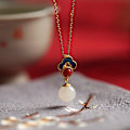 Miniatyrbild 3 av 5: Halsband med vit jade-berlock, färgade pärlor, legering, enkelt elegant hänge, present till flickor