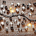 Miniatyrbild 5 av 5: 50-pack/set Hållbara hängränneklämmor för ljusslingor Tunga metallhängare Ljusmontering för hemfestdekoration, Stort manganstål 50PCS