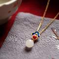 Miniatyrbild 4 av 5: Halsband med vit jade-berlock, färgade pärlor, legering, enkelt elegant hänge, present till flickor