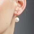 Miniatyrbillede 3 af 3: Boucles d'oreilles Luxenter i 925 sølv med hvid perle afsluttet i 18K guld Højde 23 mm - Essential