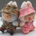Miniatyrbillede 3 af 7: /NC/Høj Kvalitet Engros Luksus Designer Labubu Tøj med Bucket Hats 2-delt Sæt Outfit Labubu Beklædning Red