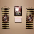 Miniatyrbilde 3 av 3: [NT] Spot Engros Harry Potter Plaid Hengende Flagg Fan Flagg Innendørs Scene Bar Dekorativt Flagg Flerfarget H0041 Med Flaggstang