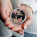 Miniatyrbild 3 av 3: [NT] Fuktbeständig Bärbar Pillerask Fickorganisatör Dispenser Söt Kompakt Elegant Tablettask Resa Daglig Pillerask