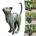 Vacker kattstaty med rundad rygg trädgårdsdekor harts utomhus gräsmatta gård skulptur