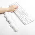 Miniatyrbild 2 av 3: Molnformad tangentbordskudde, Vit tangentbords handledsstöd i minnesskum, Ergonomisk, Lindrar smärta vid skrivande, Tangentbordsmatta vit/NT/