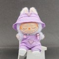 Miniatyrbillede 5 af 7: /NC/Høj Kvalitet Engros Luksus Designer Labubu Tøj med Bucket Hats 2-delt Sæt Outfit Labubu Beklædning Purple