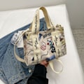 Miniatyrbillede 5 af 10: Bogstavtrykt mulepose Crossbody-taske C C C