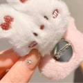 Pikkukuva 7 / 8: Pehmo Karhu Sammakko Rintakoru Vaatteet Rintanappineulat BEAR BEAR bear