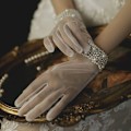 Miniatyrbild 3 av 10: Bröllopshandskar Satinhandskar STYLE E STYLE E Style E