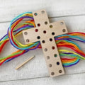 Pikkukuva 1 / 8: Easter Crosses täydellinen lankakäsityösarja 2 2 2