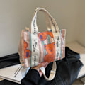 Miniatyrbillede 9 af 10: Bogstavtrykt mulepose Crossbody-taske C C C