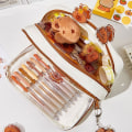 Pikkukuva 7 / 10: Kynälaukku Case 01-NUKELLA 01-NUKELLA 01-With Doll