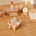 Pikkukuva 9 / 10: Nukkekodin miniatyyri sohva, teepöytä 3 3 3
