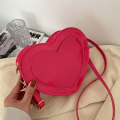 Miniatyrbild 1 av 10: Hjärtväska Crossbody-väska ROSE RED Rose Red