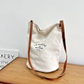 Pikkukuva 1 / 10: Olkalaukku Bucket Bag VALKOINEN white