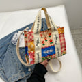 Miniatyrbillede 3 af 10: Bogstavtrykt mulepose Crossbody-taske C C C