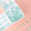Miniatyrbillede 4 af 5: 72-delt kontorartikelsæt, inklusive 22 klips, 30 papirclips, 20 trykknapper, skolebord tilbehør arrangør med æske Blue