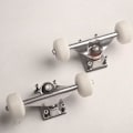 Miniatyrbilde 4 av 6: 2 sett skateboardhjul i aluminiumlegering, skateboardtrucker i gummi, firehjul, longboarddeler, cruiser, sølv