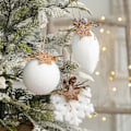 Miniatyrbilde 4 av 5: Julekuledekorasjon, juletrepynt, hvit snø