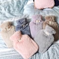 Miniatyrbilde 4 av 5: Varmtvannsflaske med mykt trekk - Klassisk varmtvannspose for smertelindring, nakke og skuldre, fotvarmer, menstruasjonssmerter, varm- og kaldterapi - Gr light grey