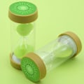Miniatyrbild 4 av 7: Fruktformad timglas sandtimer, säker färgglad tydlig sandglas med skyddande lockbas för hemmakontorsdekor köksmatlagningsnedräkning Kiwi 5 min