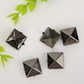 Miniatyrbild 7 av 8: 100 st fyrkantiga pyramidpunknitar 4 klor metallnitar för armband kläder skor handväska svart 12mm