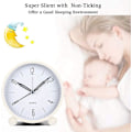 Miniatyrbild 4 av 5: Analog väckarklocka, 4 tum super tyst icke tickande liten klocka med nattlampa, batteridriven, enkel design, för sovrum, sängbord, skrivbord Green 4.69 x 4.61 x 2.28 Inch