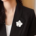 Pikkukuva 5 / 5: Elegantti kukka- ja kristallikoriste 29,8 g