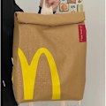 Miniatyrbild 4 av 5: McDonalds ryggsäck med tryckt mönster för resor