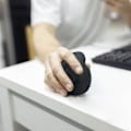 Miniatyrbilde 4 av 4: Trådløs datamus med vertikal og ergonomisk grep - Svart