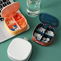 Miniatyrbillede 2 af 5: Mini Firkantet Pilleæske Med 4 Rum Bærbar Lille Medicinopbevaring Til Etui Tablet Dispenser Vitaminer Organiser White