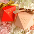 Miniatyrbillede 4 af 5: 5 stk. Bryllup Diamantformet Romantisk Kreativt Bryllupsudstyr Bryllupsslik Gaveæske Pink-Rose Red Ribbon