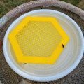 Miniatyrbillede 3 af 4: 3D-printet Flydende Bi-ø Bi-vandingsanordning, Printet Flydende Bi-ø, Bi-vandingsanordning og Sommerfugle-vandstationer, Praktiske Bi-vandkopper til Haven Yellow