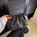 Miniatyrbild 3 av 4: Pu vävd väska Satchel Cloud Mini läder clutchväska Black W svart