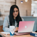 Pikkukuva 5 / 5: Kova suojakotelo ja näytönsuoja MacBook Pro 13:lle